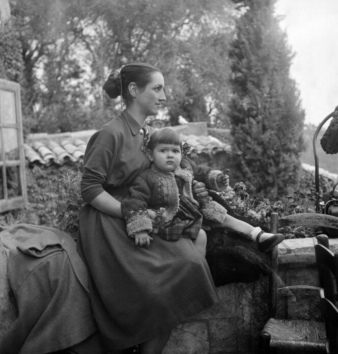 Françoise Gilot (1921-1995), French painter and partner of Pablo Picasso, and her daughter Paloma Picasso (born in 1949).  Cannes (Alpes-Maritimes), around 1952.
