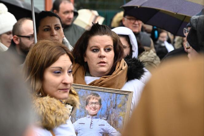 La mère de Lucas et des proches sont photographiés lors d’un rassemblement en son hommage, à Epinal, le 5 février 2023.