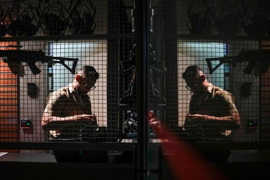 Un empleado prepara armas para el entrenamiento de un cliente en un club de tiro en Sao Paulo, Brasil, el martes 25 de octubre de 2022.