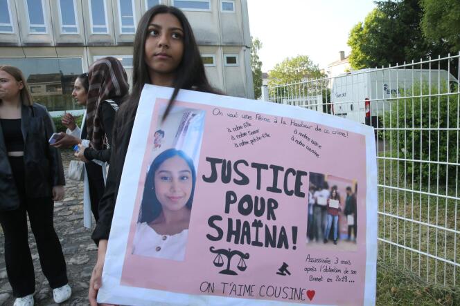 Une proche tient une pancarte indiquant « Justice pour Shaïna ! » avant le procès du meurtrier présumé de Shaïna Hansye, à la cour d’assises pour mineurs de l’Oise, à Beauvais, le 5 juin 2023. 
