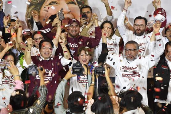 Delfina Gómez (centro), candidata a gobernadora del Estado de México por la coalición encabezada por el partido presidencial Morena de