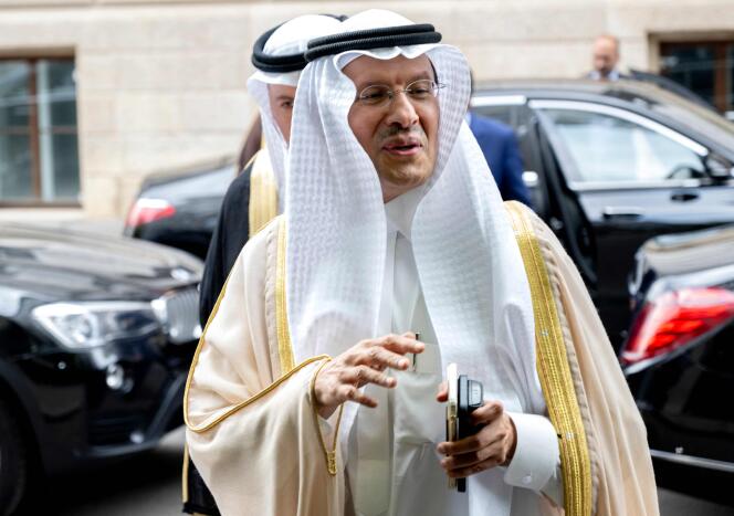 Abdel Aziz Bin Salman llega a la 35ª Reunión Ministerial de la Organización de Países Exportadores de Petróleo, en Viena, Austria, el 4 de junio de 2023.