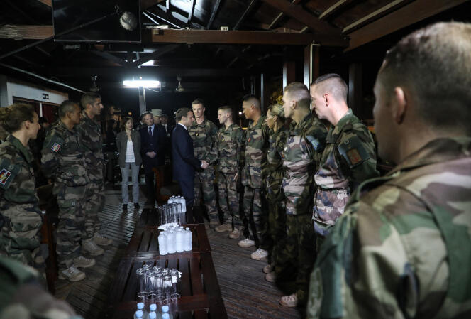 Le président français, Emmanuel Macron, avec des soldats de l’opération « Barkhane » à Port-Bouët (Côte d’Ivoire), près d’Abidjan, le 20 décembre  2019. 