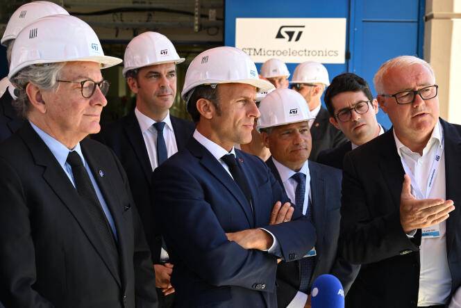 Emmanuel Macron (centro), acompañado por el comisario europeo Thierry Breton (izquierda), visitando las instalaciones de STMicroelectronics en Isère, el 12 de julio de 2022.