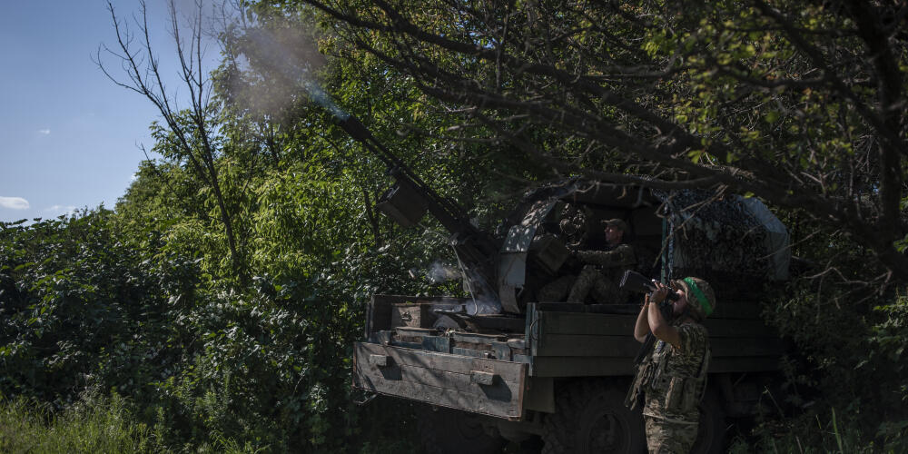 Des soldats ukrainiens tirent sur la cible aérienne russe sur la ligne de front près de Bakhmout, dans la région de Donetsk, dans l’est de l’Ukraine,  le 5 juin 2023. 