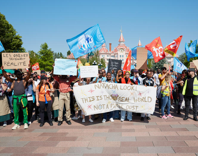 La manifestación de los empleados de Disneyland Paris pertenecientes al Movimiento Anti-Inflación, en Marne-la-Vallée, el 3 de junio.