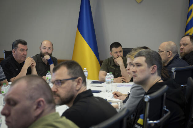 El presidente de Ucrania, Volodymyr Zelensky, en el centro, preside la reunión de emergencia del Consejo de Seguridad y Defensa Nacional sobre la situación en la central hidroeléctrica Kakhovka, en Kiev, Ucrania, el martes 6 de junio de 2023. 