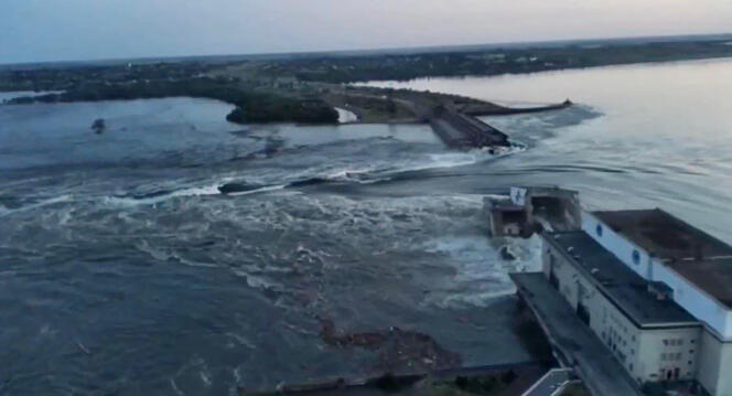 La represa de la central eléctrica Nova Kakhovka parcialmente destruida, 6 de junio de 2023.