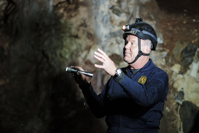 Le paléontologue Lee Berger dans le réseau de grottes de Rising Star en Afrique du Sud, sur le site du « berceau de l’humanité », le 11 mai 2023.
