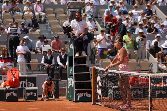 Aryna Sabalenka awaits Elina Svitolina at the net, after her victory against the Ukrainian at Roland-Garros, June 6, 2023.