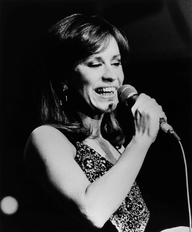 Brazilian singer Astrud Gilberto on stage at the Jazz Festival in The Hague in 1982.