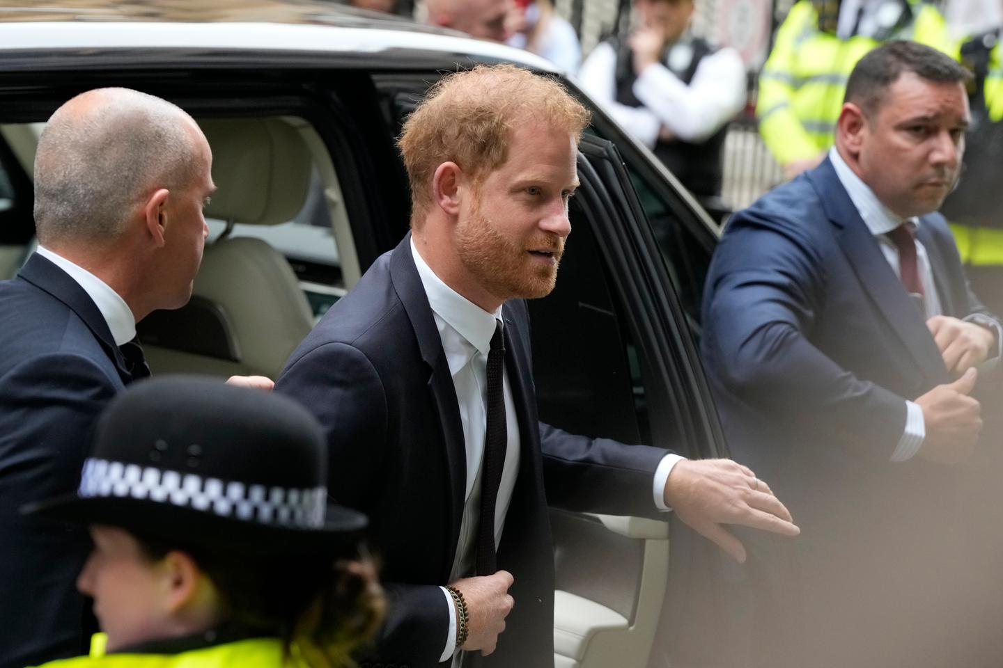 El príncipe Harry declara en un tribunal de Londres, el primero para un miembro de la familia real en más de un siglo.