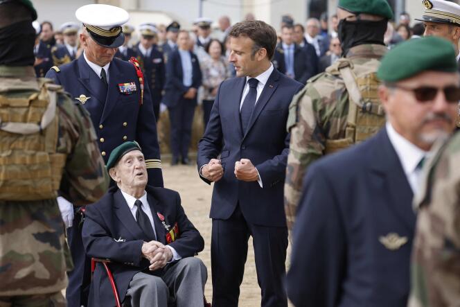 Emmanuel Macron y Léon Gautier, veterano de la Segunda Guerra Mundial, durante la conmemoración del desembarco del 6 de junio de 1944, en Colleville-Montgomery (Calvados), el 6 de junio de 2023.