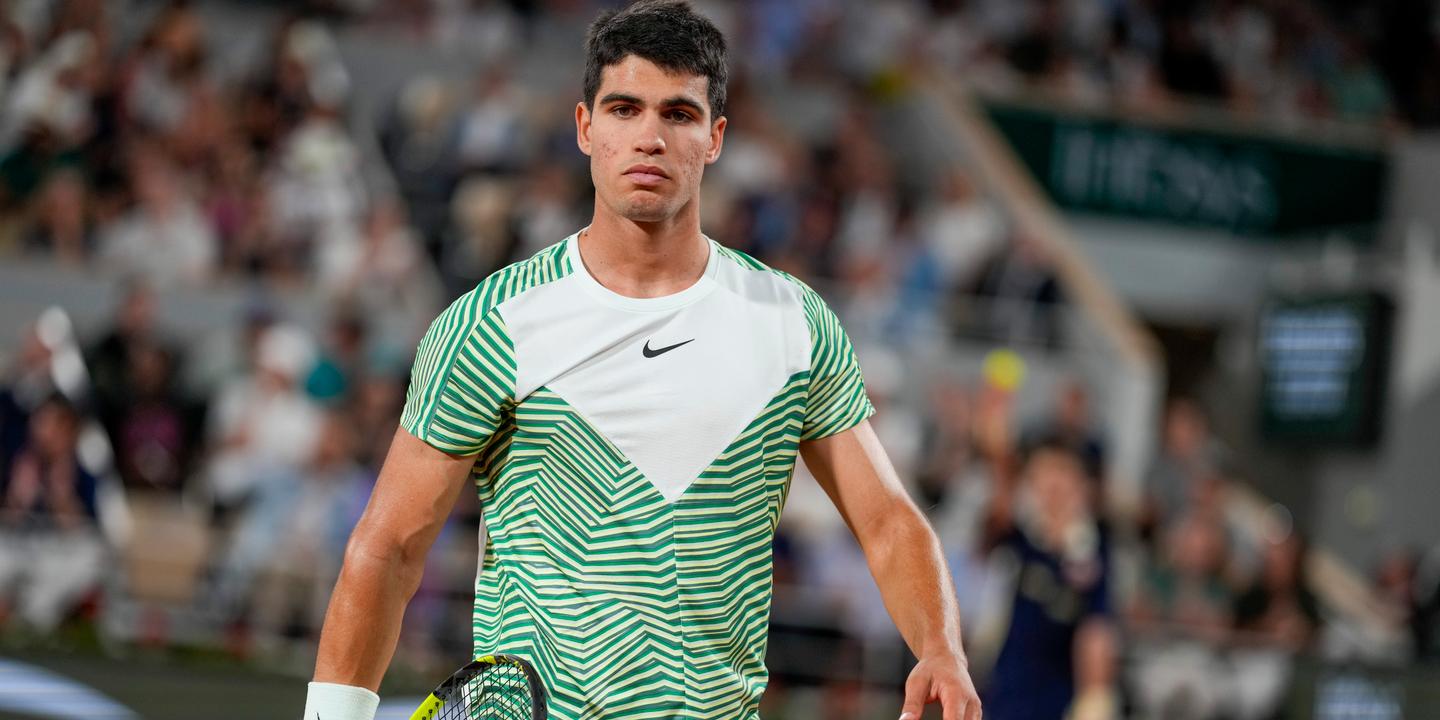 Carlos Alcaraz crushes Stefanos Tsitsipas and reaches Novak Djokovic in the semifinals