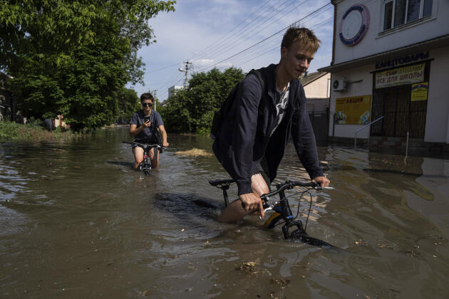 En una calle inundada en Kherson después de que se rompiera la presa de Kakhovka el 6 de junio.