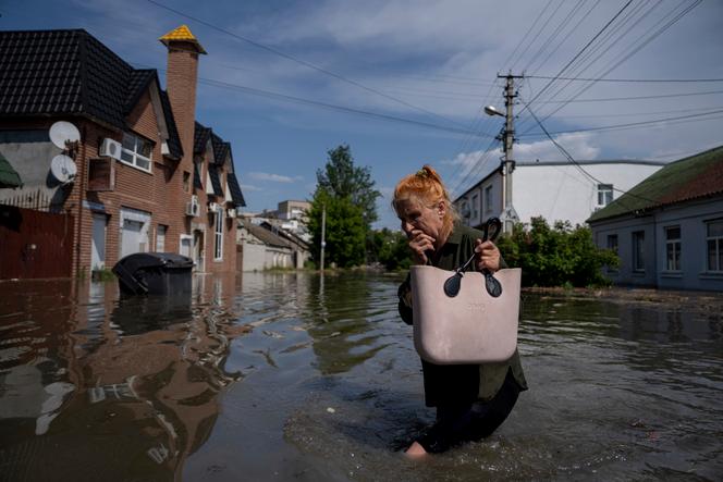 Une rue inondée après la destruction du barrage de Kakhovka, à Kherson (Ukraine), le 6 juin 2023.