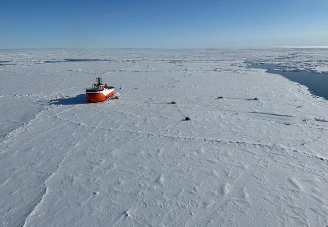 Un navire russe pris dans les glaces de l’Arctique à environ 440 kilomètres au sud du pôle Nord, le 6 juin 2023.