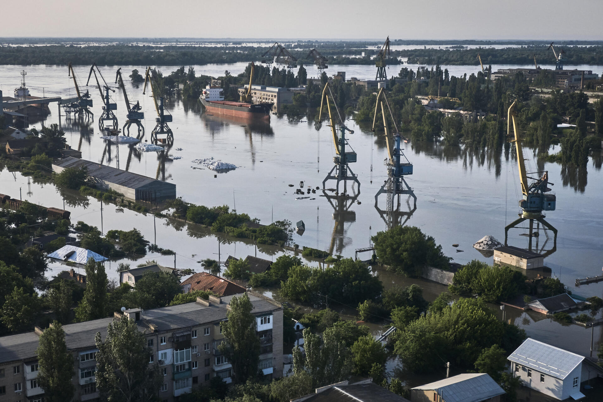 El distrito inundado del puerto fluvial de Kherson, 7 de junio de 2023. 