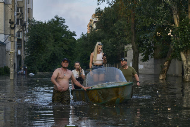 Los rescatistas evacuan a los residentes de un vecindario inundado en Kherson el 6 de junio de 2023. 