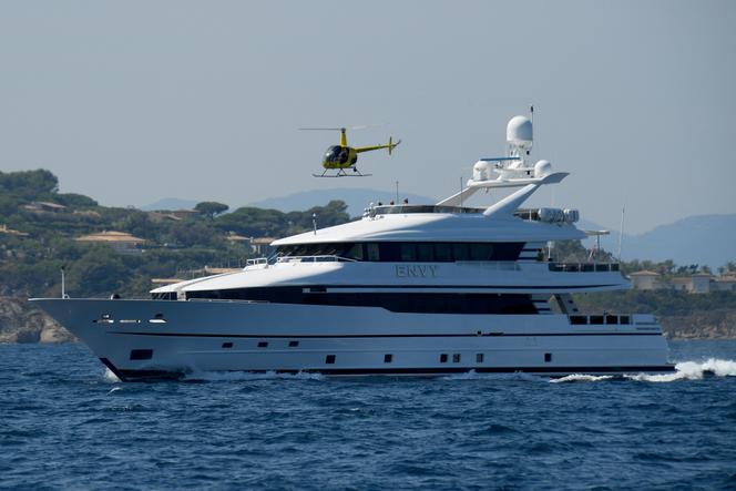 Un hélicoptère survole un yacht dans le golfe de Saint-Tropez, en 2021.