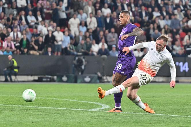 West Ham player Jarrod Bowen (white shirt) scored in the final minutes of the decisive but definitive Ligue Europa Conference match against Fiorentina on 7 June 2023 in Prague.
