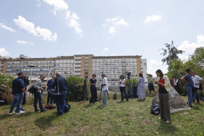 Los periodistas se reunieron frente al hospital Gemelli en Roma el 7 de junio.