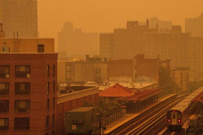La fumée des incendies de forest au Canada recovers a neighborhood in the Bronx, New York, on June 7, 2023.