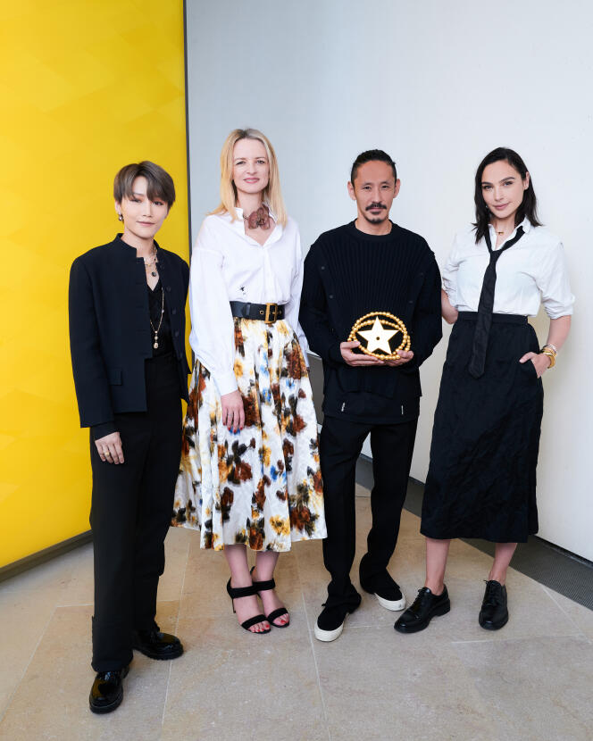 El ganador Satoshi Kuwata, flanqueado de izquierda a derecha por la cantante Xin Liu, Delphine Arnault, directora ejecutiva de Dior, fundadora del premio y miembro del jurado, y la actriz Gal Gadot.