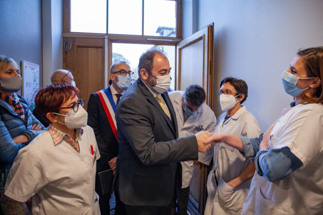 François Braun, le ministre de la santé, lors d’une visite au centre de santé de Samatan (Gers), le 1ᵉʳ avril 2023. 