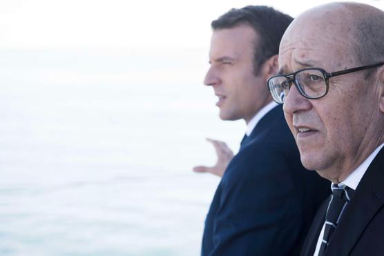 Emmanuel Macron y el Ministro para Europa y Asuntos Exteriores, Jean-Yves Le Drian, a bordo del remolcador