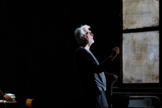 Krystian Lupa, en el plató de la obra “Les Emigrants”, en la Comédie de Genève, el 9 de mayo de 2023.