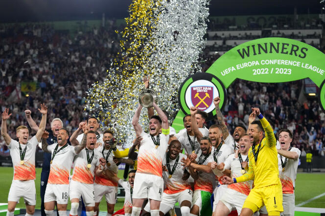 Los jugadores del West Ham celebran su victoria en la final de la Conferencia de la Europa League, el 7 de junio de 2023, en Praga.