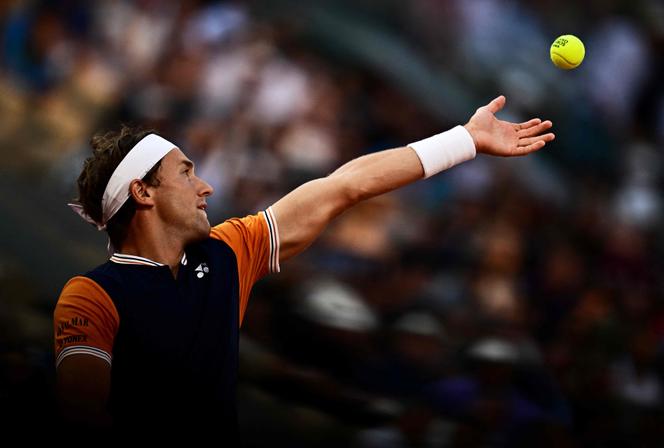 Casper Ruud au serve face to Holger Rune, at Roland-Garros, on June 7th 2023.