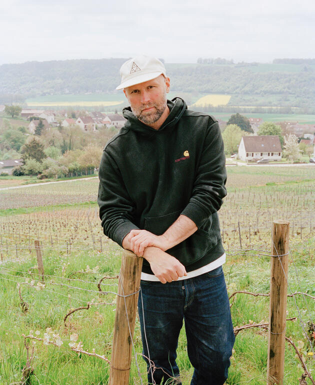 Jérôme Lefèvre, l’un des fondateurs de La Conspiration, dans les vignes biologiques du domaine, en mai.