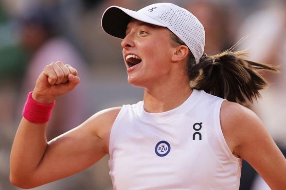 Iga Swiatek celebra su victoria en las semifinales de Roland-Garros, el jueves 8 de junio.