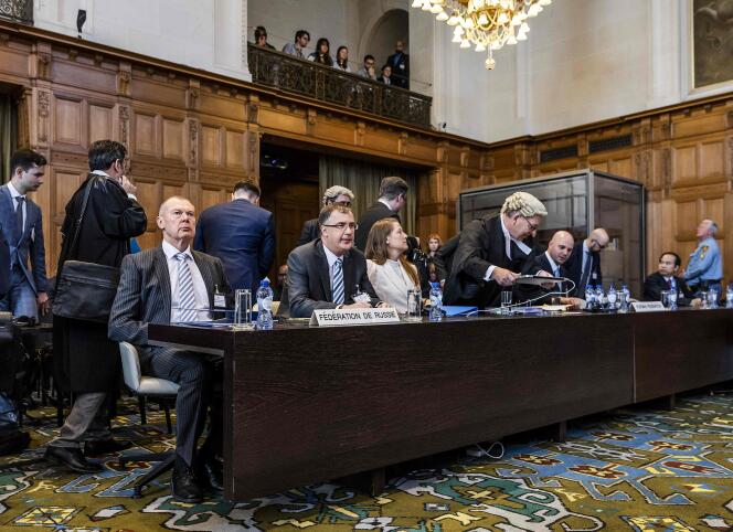 L’ambassadeur russe aux Pays-Bas, Alexander Shulgin, l’ambassadeur itinérant du ministère russe des affaires étrangères, Gennady Kuzmin, et la représentante permanente adjointe de la Fédération de Russie auprès des Nations unies, Maria Zabolotskaya, comparaissent devant la Cour internationale de justice (CIJ) à La Haye, le 8 juin 2023.