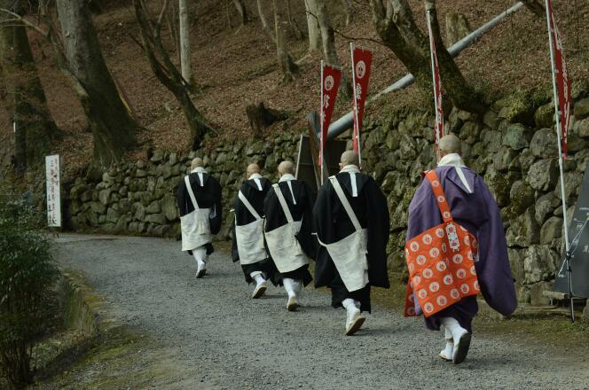 Des moines du temple Shoryaku se rendant à la cérémonie à, Nara, le 9 janvier 2023.