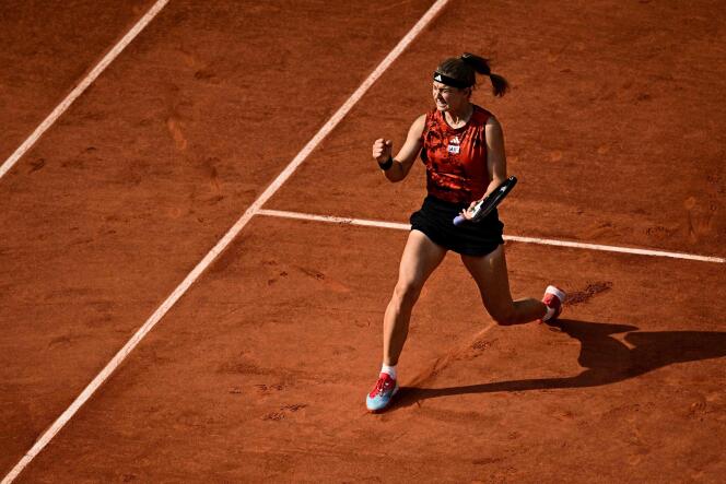 The joy of Karolina Muchova after her victory against Aryna Sabalenka, Thursday June 8, 2023 at Roland-Garros.