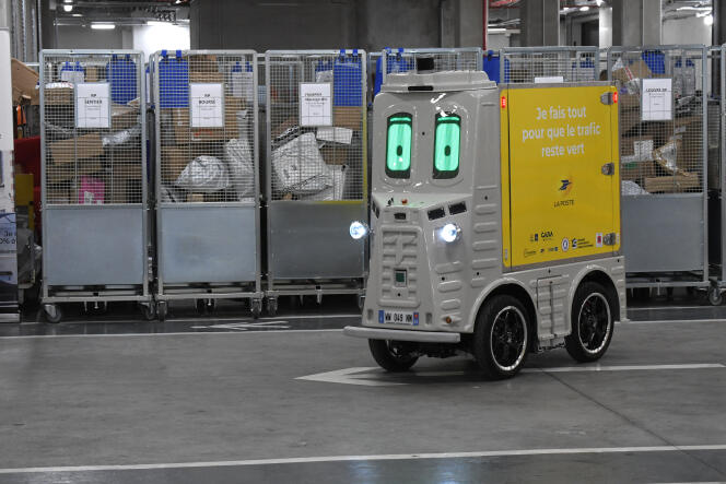 Un robot de livraison autonome de colis de la start-up Twinswheel, le 23 novembre 2022, à Paris.