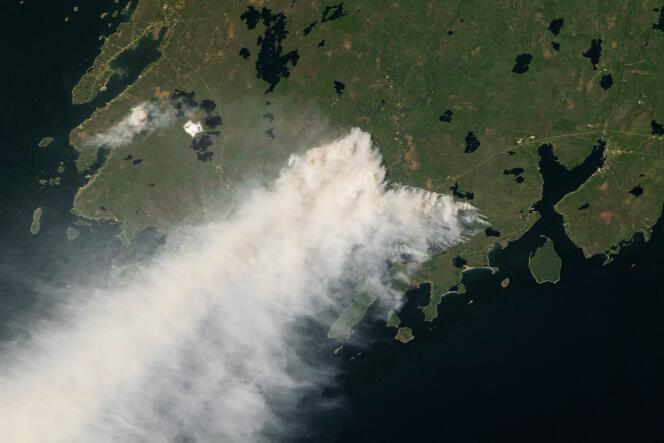 Satellittbilde av en av brannene som herjer i Canada, her nær Shelburne, i den østlige provinsen Nova Scotia.