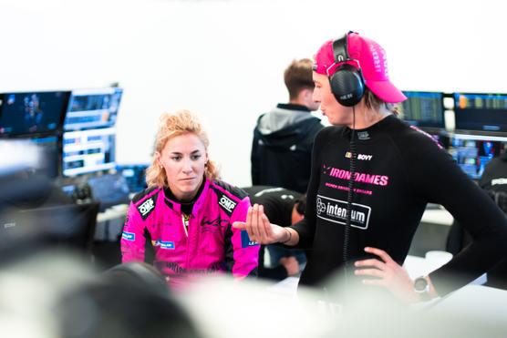 Rahel Frey y Sarah Bovy, pilotos del equipo Iron Dames, en el Campeonato Mundial de Resistencia, en Portimao (Portugal), 14 de abril de 2023.