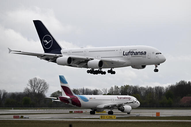 Un Airbus A380-800 de la aerolínea alemana Lufthansa aterriza en el Aeropuerto Internacional de Munich el 12 de abril de 2023.