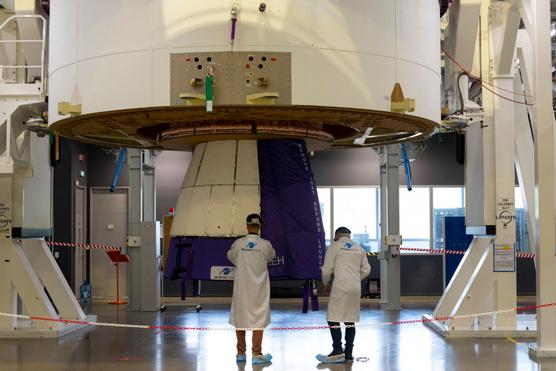 La parte inferior del primer ejemplar del futuro cohete europeo Ariane-6, con su motor Vulcain, siendo fabricado en la factoría de ArianeGroup en Les Mureaux (Yvelines).
