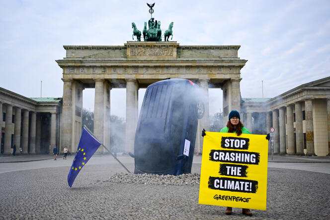 Un activista junto a una instalación de Greenpeace en Berlín el 22 de marzo de 2023.