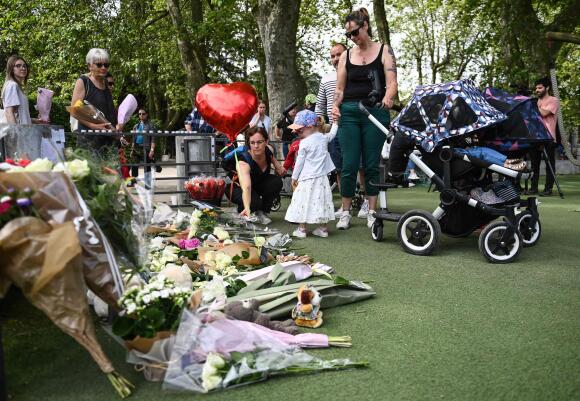 Des personnes déposent des fleurs sur les lieux de l’attaque au couteau à Annecy, le 9 juin 2023.