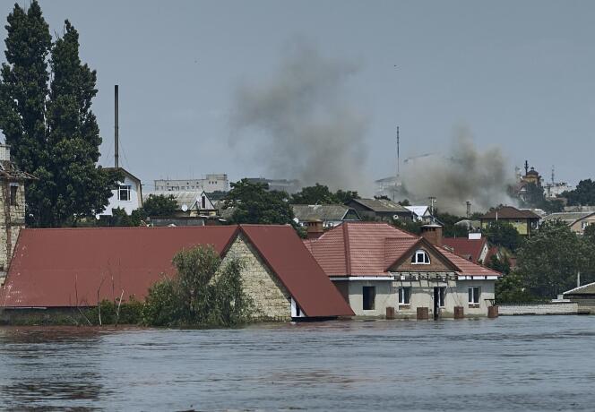 Un quartier de Kherson, en Ukraine, inondé après la destruction d’un barrage attribuée à l’armée russe en juin 2023 