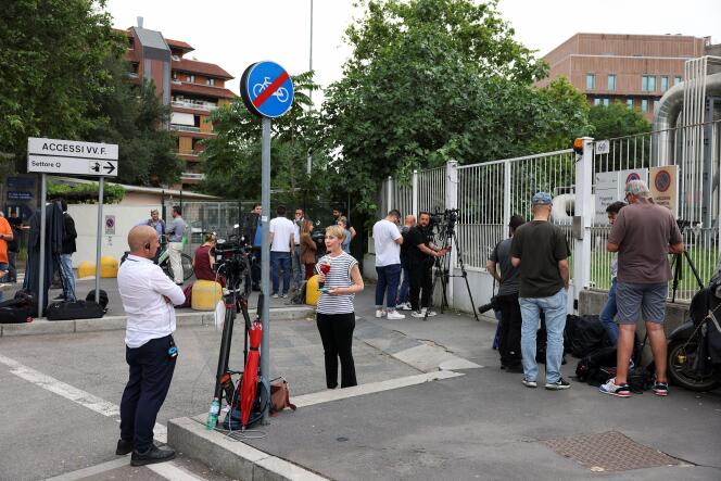 Periodistas reunidos frente al hospital San Raffaele de Milán, donde Silvio Berlusconi fue ingresado el viernes 9 de junio de 2023. 