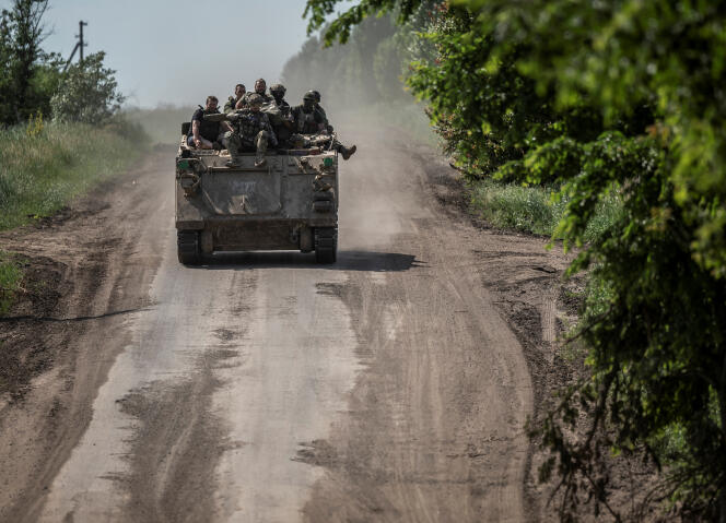 Des militaires ukrainiens à bord d’un véhicule blindé de transport de troupes M113, près de la ville de Bakhmout, dans la région de Donetsk, le 9 juin 2023.