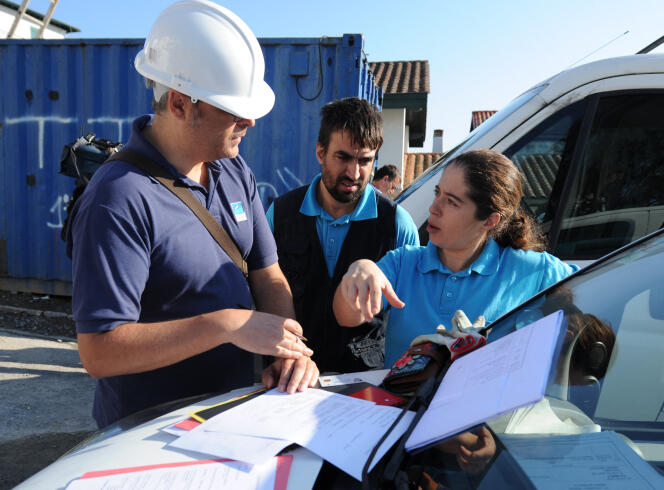 Een inspecteur van Orsaf controleert de arbeidscontracten van Portugese arbeiders tijdens een controleoperatie in Bayonne (Atlantische Pyreneeën) op 20 juni 2015. 