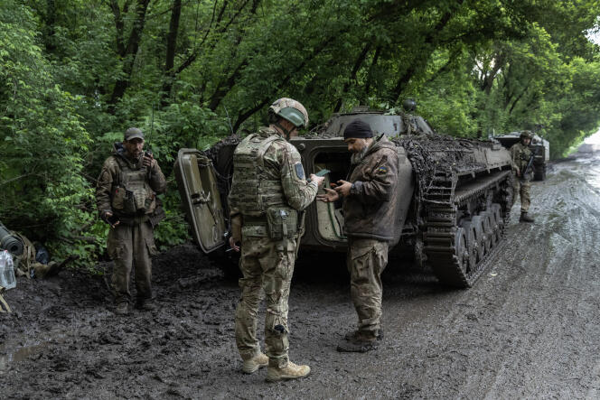 Los soldados se preparan para participar en la contraofensiva ucraniana en el flanco suroeste de Bakhmut utilizando un vehículo blindado de transporte de personal, en el óblast de Donetsk, el 28 de mayo de 2023.